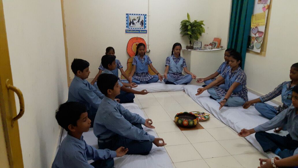 Guj4education's tweet photo. Pic1-भजपा बच्चों से यह करवाती है 
Pic2-आम आदमी पार्टी बच्चों से यह करवाती है.. 
फर्क दिखता है https://t.co/AXYd2uJFPX