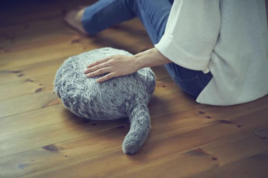 見ためはクッション！？ペットさながらの動きでストレス社会から癒してくれるセラピーロボット！