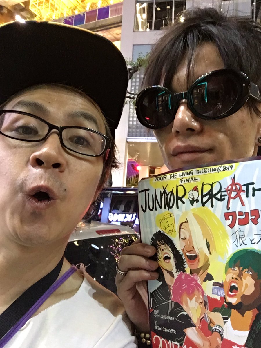 hoshiworeyade's tweet photo. 【俺のミナホ】
53人目!
THE SUNSHINE、DOROTHYのベーシスト、でーひー。
今気づいたけど、夜なのにサングラス。流石すぎる。お洒落にストイックすぎる!
#MWJB2017 #MW2017 #THESUNSHINE #DOROTHY #でーひー #ジュニブレ https://t.co/ThkKsj8a3T