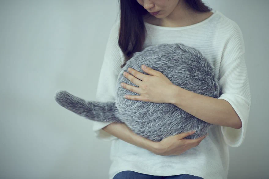 見ためはクッション！？ペットさながらの動きでストレス社会から癒してくれるセラピーロボット！