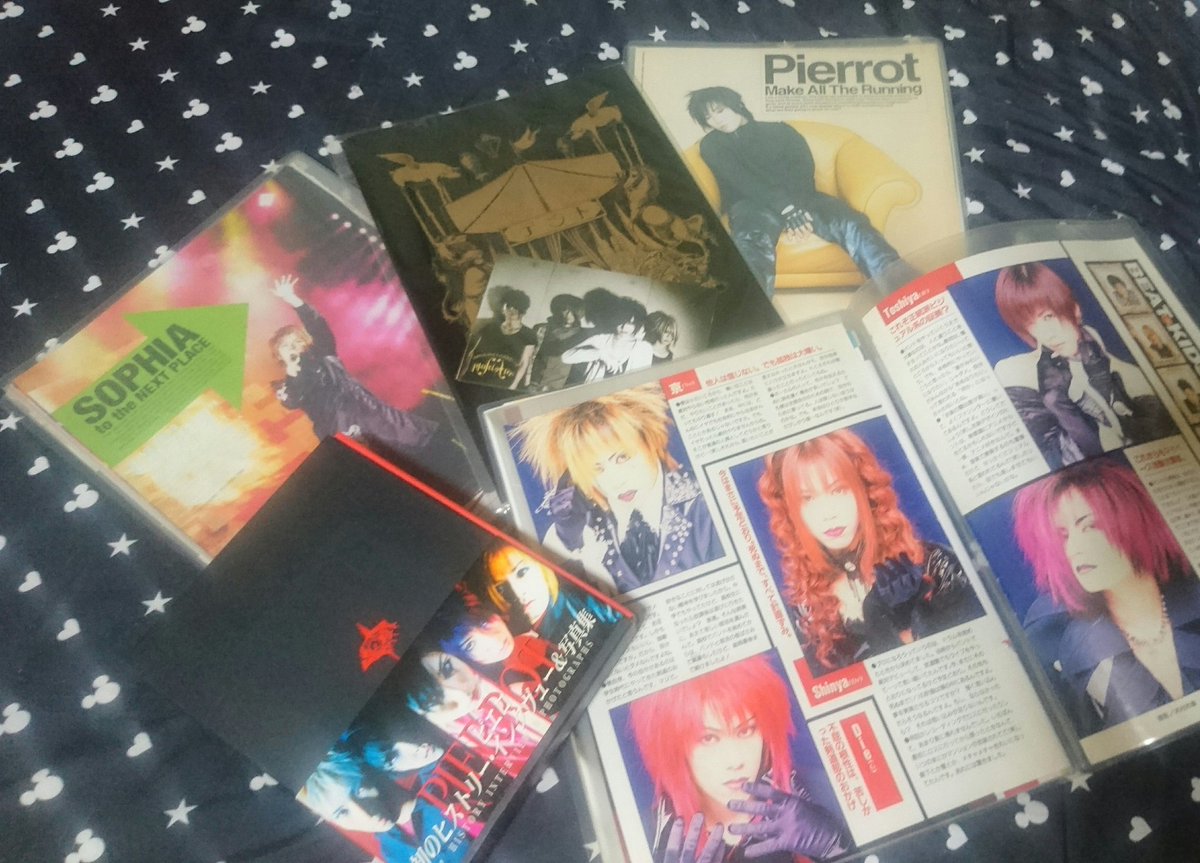 nekozecats's tweet photo. 休みを利用して押し入れの整理
やっぱ捨てられないw
#SOPHIA
#PIERROT
#DIRENGREY
#PIastictree https://t.co/CFcepH1Vnl