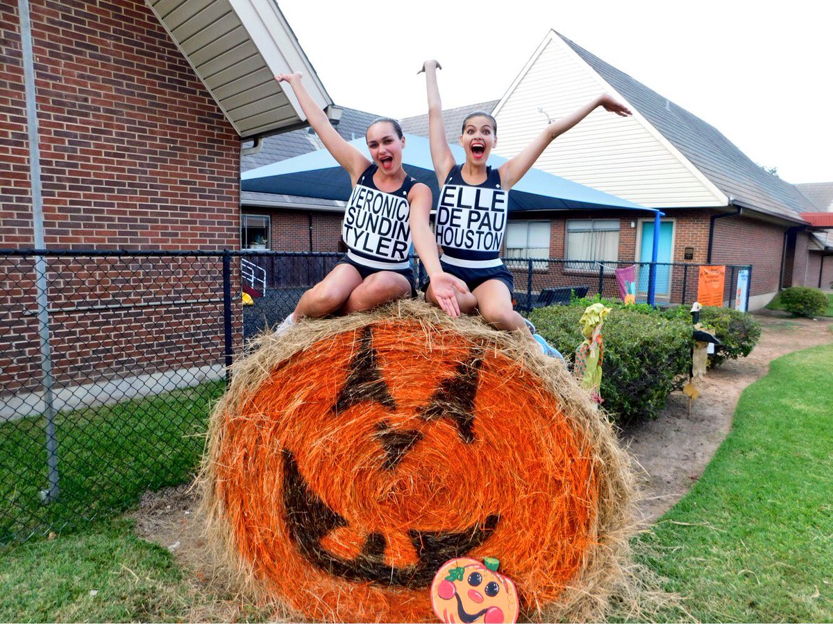 elledepau's tweet photo. Happy Fall Y'all 🎃🍁🍂 https://t.co/Rdj1HanPfo