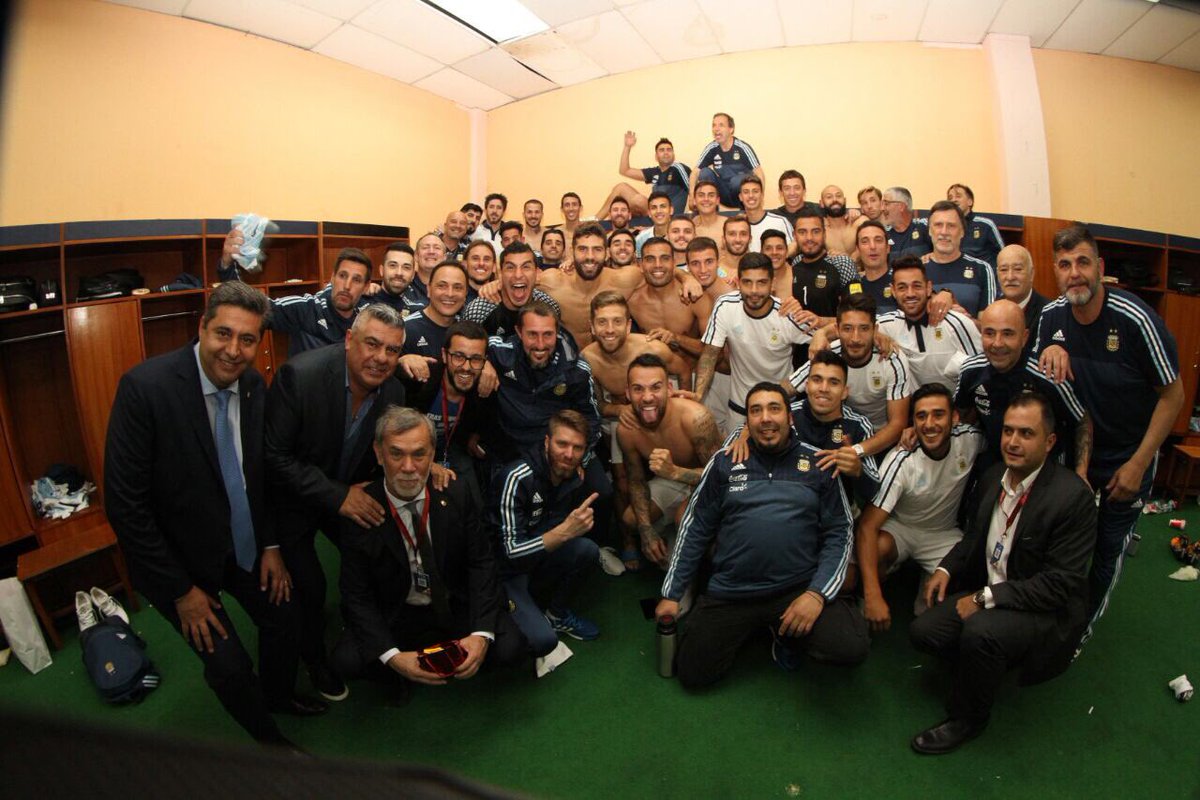 #YoAmoAMiSelección En las redes sociales, los jugadores festejaron la clasificación a #Rusia2018 storify.com/AFAseleccion/a…