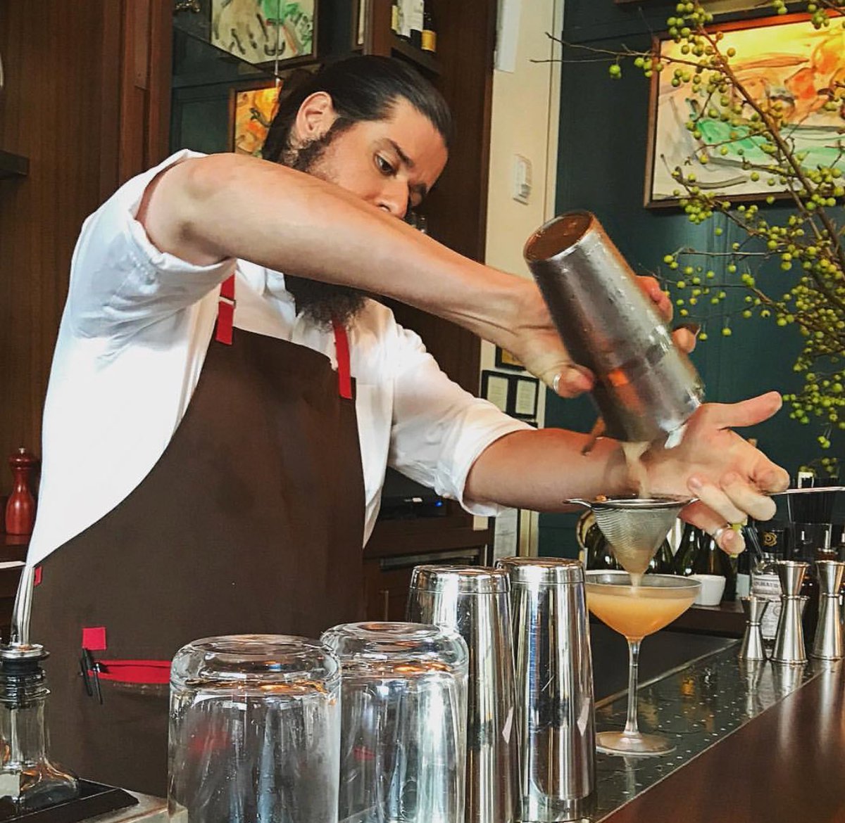 UnionSquareCafe's tweet image. Whether it’s a drink or a meal at the bar, @ADrinkingMan and our bar team are always there to welcome you in 🍻🍽 #myushg
📸: @chris_struck