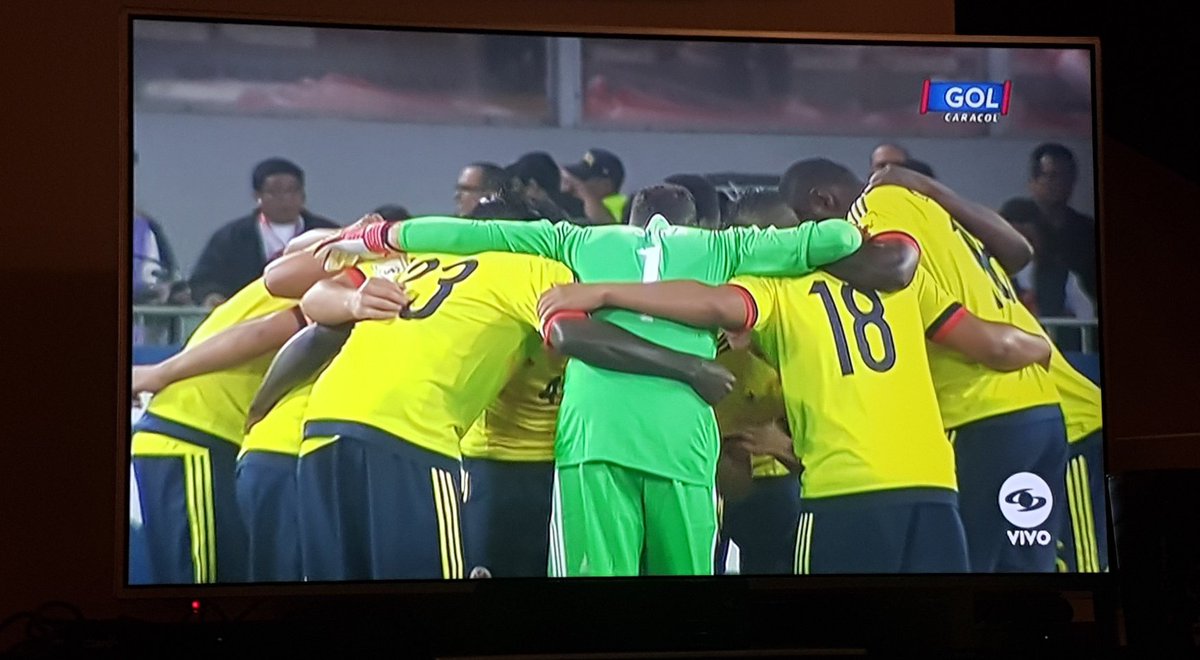 LeonPoncede's tweet photo. y lista para el aprtido de hoy !!! 2-1 Ganando Colombia !!! 💛💙❤ #BlueCircleU https://t.co/Z2hPsRbhxO