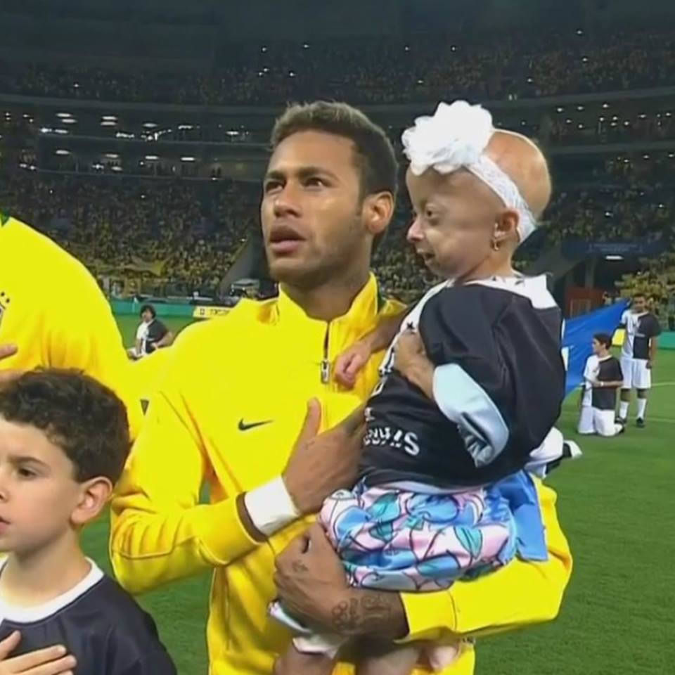 InvictosSomos's tweet photo. Neymar cumplió el sueño de la pequeña Ana Clara, que padece el síndrome Hutchinson-Gilford. ENORME GESTO. 🇧🇷 https://t.co/Aw4RQtoRTp