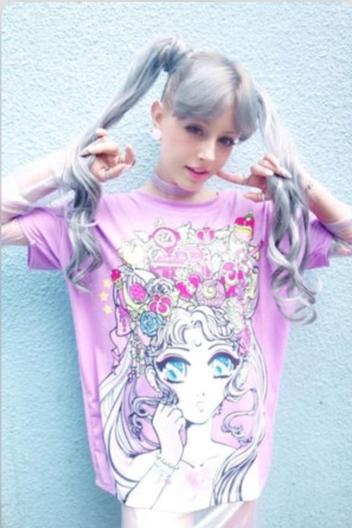 須藤玲司 あ 情報あった ジャッキー チェンの娘エッタ ンが交際宣言した一回り差の年上彼女アンディ オウタムは カワイイ系のモデル ブロガーで セーラームーンのタトゥーをしてるらしい T Co Kxh5xnmoly でも左手のデフォルメキャラはせ