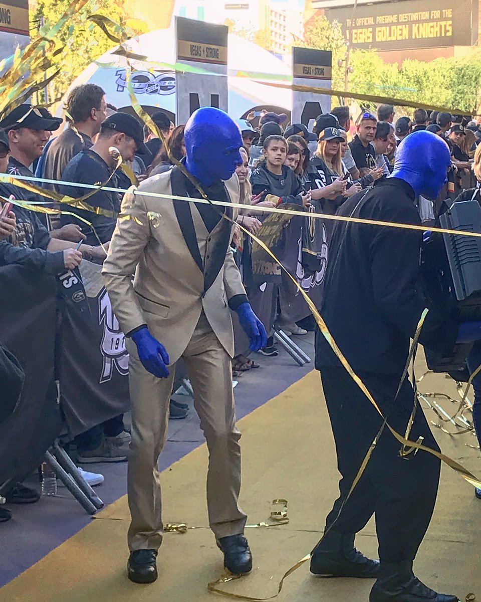 KevaneyMartin's tweet photo. Q:Where can u c the @NHL Commissioner, @bluemangroup,&amp; @budweiserusa Clydesdales in one place?
A: @GoldenKnights Gold Carpet! #VegasGoesGold https://t.co/UyIyGr2pNq