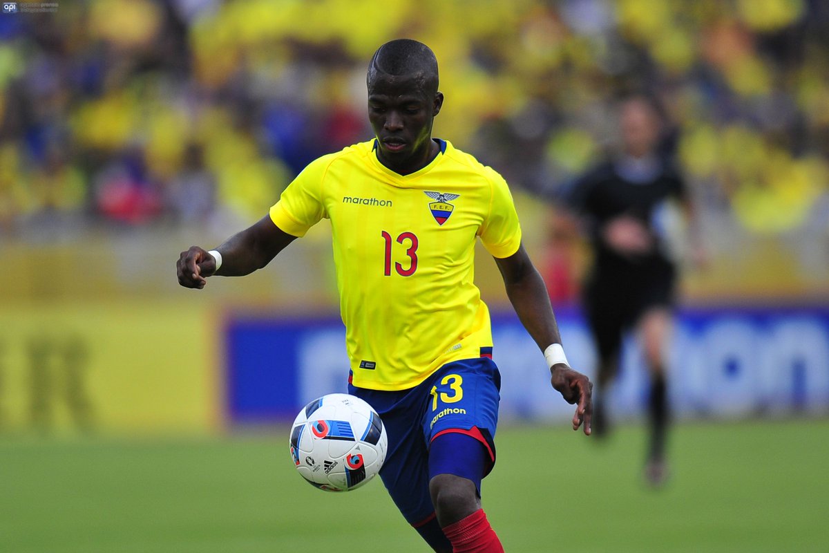 Cambio en la Tri: <a href="/EnnerValencia14/">EnnerValencia</a> ingresa por José Cevallos al 40': bit.ly/Ecu-Arg