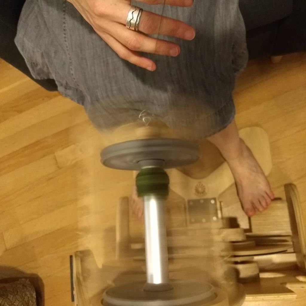 pennyshima's tweet photo. The new spin begins. #tuesdaysareforspinning #helloyarn #akerworks https://t.co/ngjpWA2vhe https://t.co/04Vam2twx5