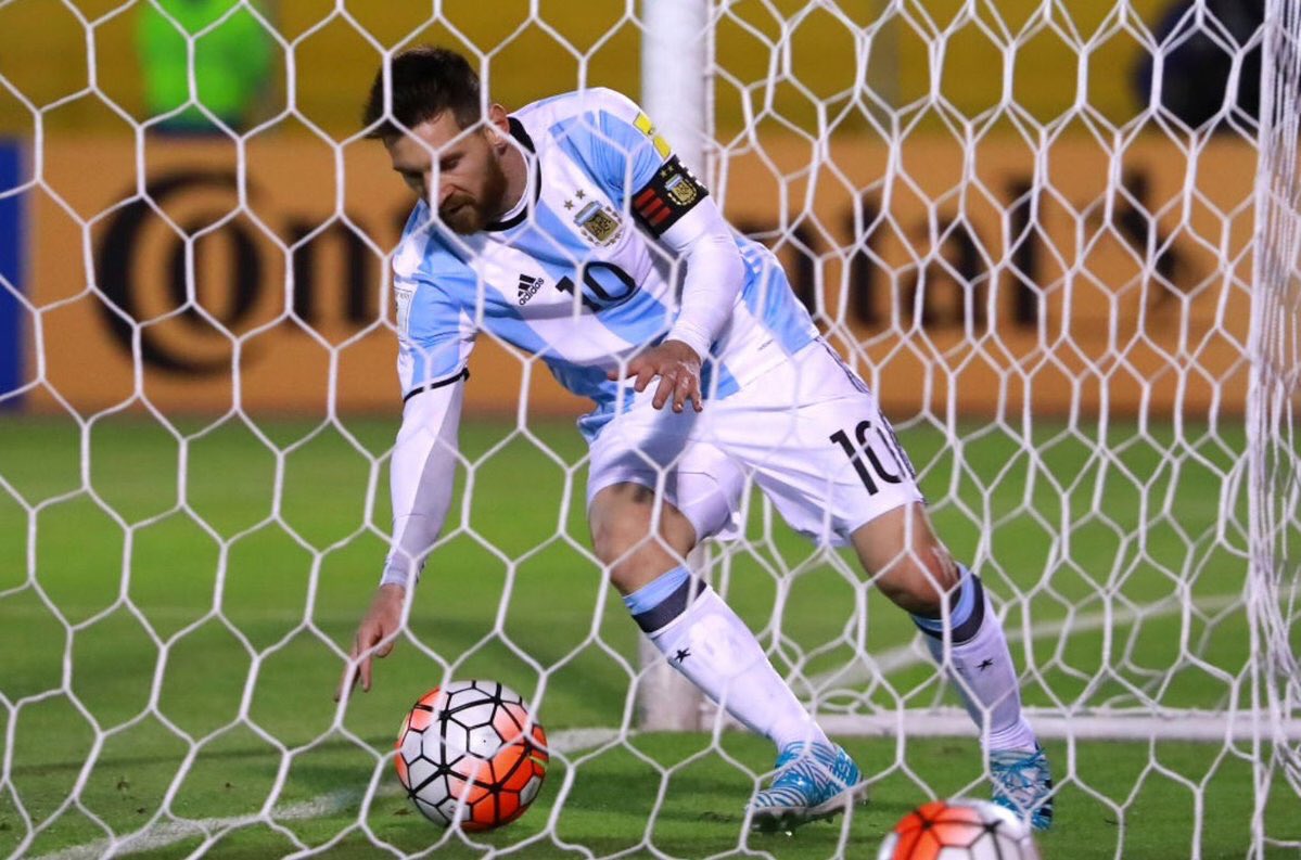 coach_barca's tweet image. تقلب النتيجه في ربع ساعه

في وضع حرج لمنتخبك واستقبل هدف اول دقيقه والمعنويات محطمه

في ملعب لم تفز فيه الارجنتين من ١٦ سنه

#ميسي أعجوبه 💙💙