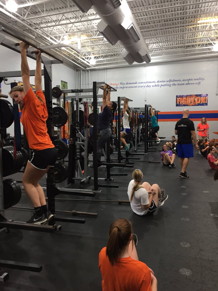 softballOOHS's tweet photo. Doing work in the weight room #challengeday with @oohsglax #workhardnow #successlater #orangepride https://t.co/oyuYu1iWJ0