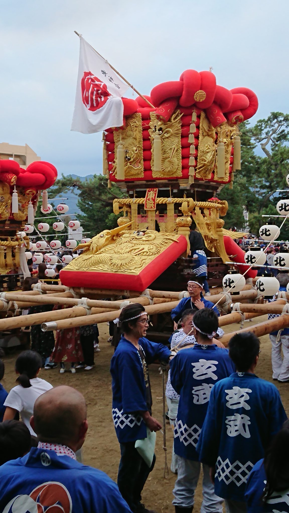 シゲちゃん 歌ってみた始動 17 10 8 東濱太鼓台 さぬき豊浜ちょうさ祭りにて ちょうちんを付ける前の東濱の ちょうさです さぬき豊浜ちょうさ祭り 太鼓台 かきくらべ T Co 3zpiwecgne Twitter