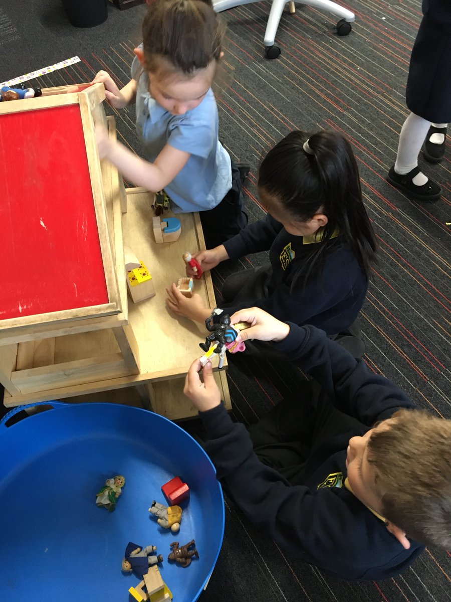 Elmvaleprimary's tweet photo. #ElmvaleP1L we played with small world figures relating to castles then made the parts of our own castles - turrets, drawbridges and moats. https://t.co/L0bmus1pqM
