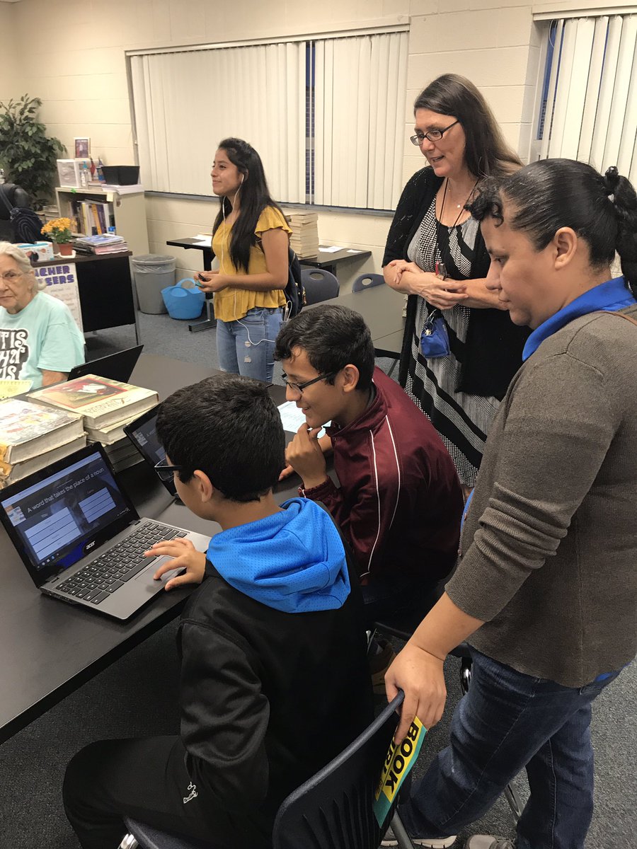 LaShundaFaison's tweet photo. Family Digital Night @SmMSKnights was a success! #KnightPride #DigitalKnight #Innovation #Relationships #JoCo2020 https://t.co/Z9HtIbY3CZ