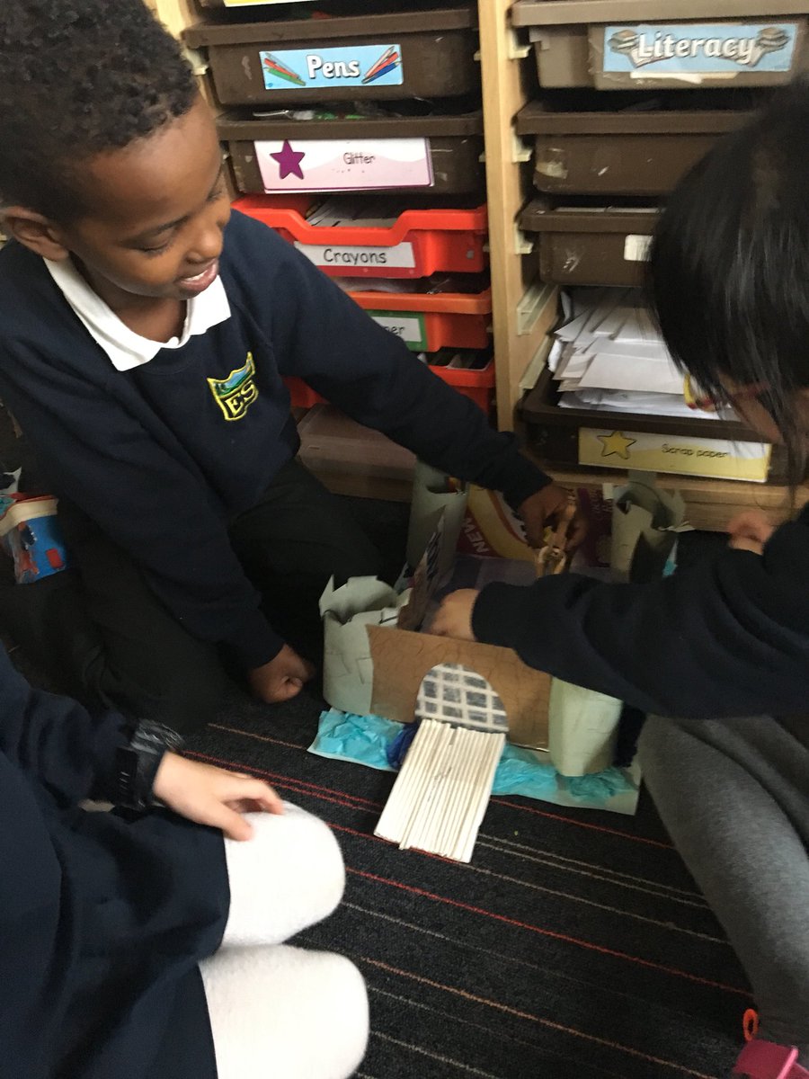 Elmvaleprimary's tweet photo. #ElmvaleP1L we constructed our castles with walls, turrets, drawbridge and port cullis before using small world figures to play with them. https://t.co/enFNci7pzS