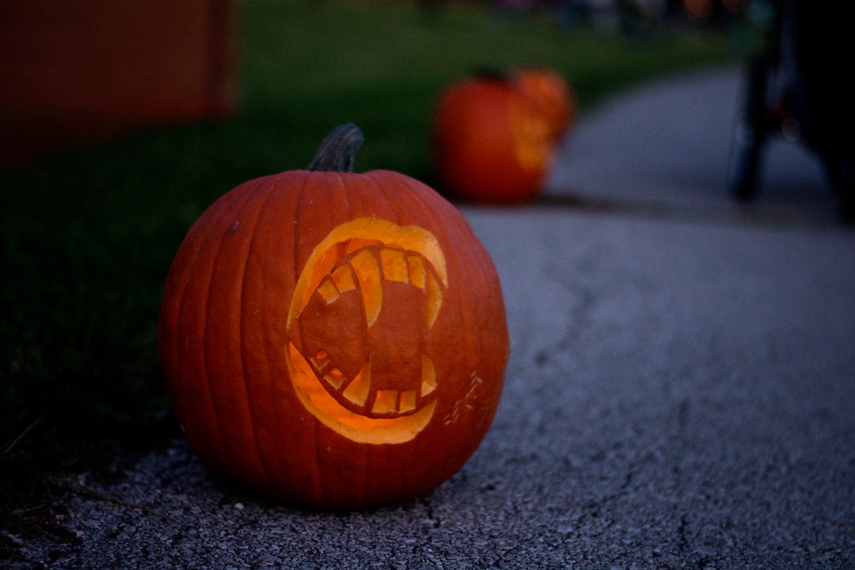 HuniNoirKC's tweet photo. Happy Halloween Month #halloween #OctoberWish #pumpkin #wickedwalk #vampire #biteme #kc #kcphotographer https://t.co/qZ2Z0B3slu