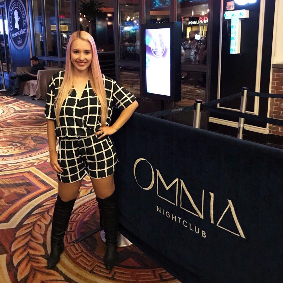 carolinamunhoz's tweet photo. My BDay at Omnia with the amazing @steveaoki playing @linkinpark was EPIC! Best night! Meu aniversário em Vegas foi ÉPICO 🎧 @saraboo_oficial https://t.co/oEv3u351WS