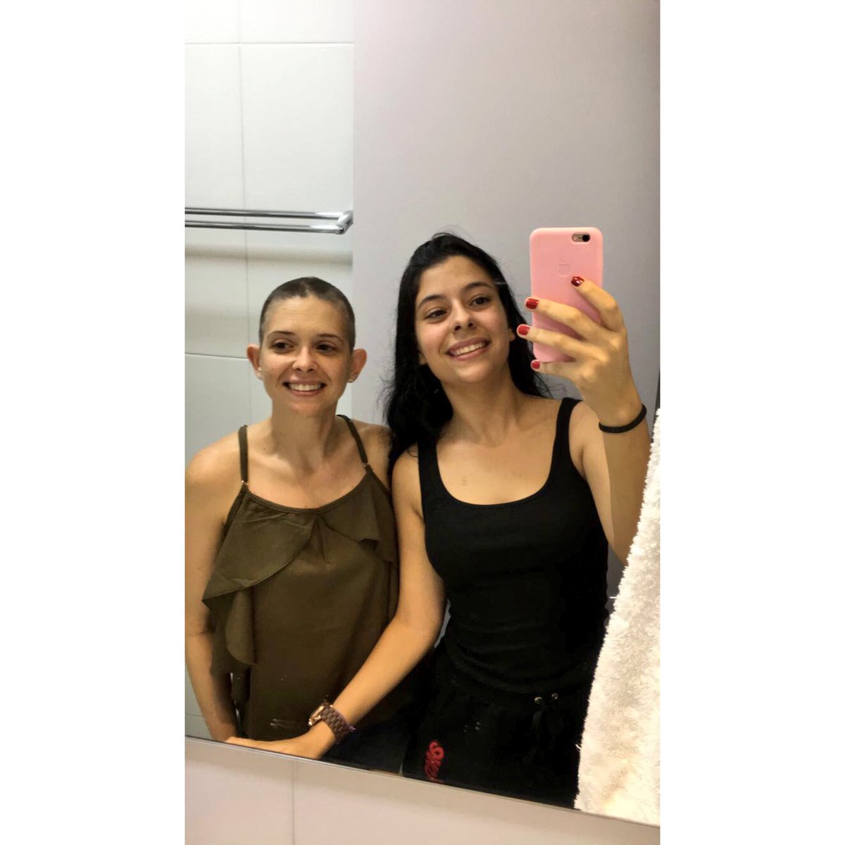laurasmeneses's tweet photo. Com ela e por ela, eu te amo minha carequinha!!!!! #contraocancer 👭💞 https://t.co/HpWV5N7P3X
