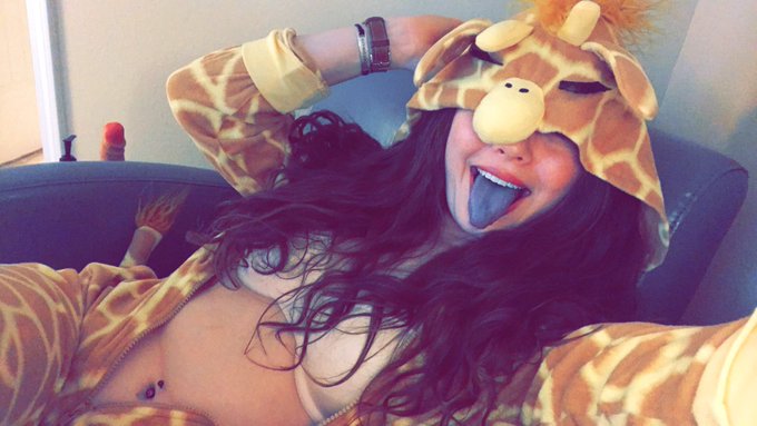 I'm a giraffe &amp; I have a blue tongue to prove it! Come see it for yourselffff https://t.co/VyX0OdBYu