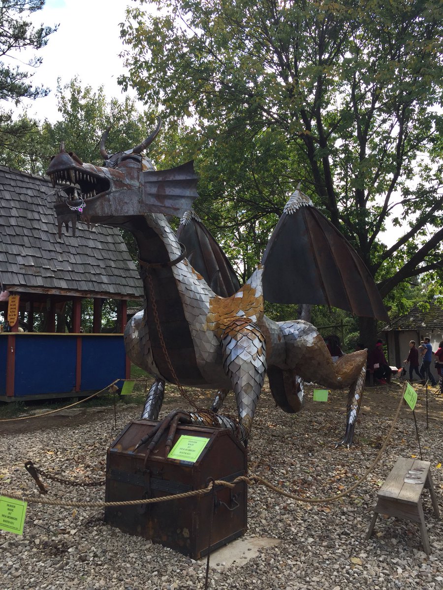 Venngirl's tweet image. There were quite a few dragons at the Kansas City Renaissance Festival!  Good times!#250dragons #phsartclub #usd250