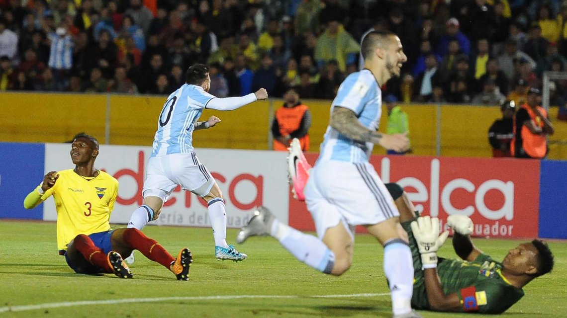 LT7Noticias's tweet photo. ¡Prepara la valija! ⚽ Estamos en #Rusia2018 con hat-trick de Messi 🇦🇷 #VamosArgentina 🇦🇷 https://t.co/9LbSqMh7sW