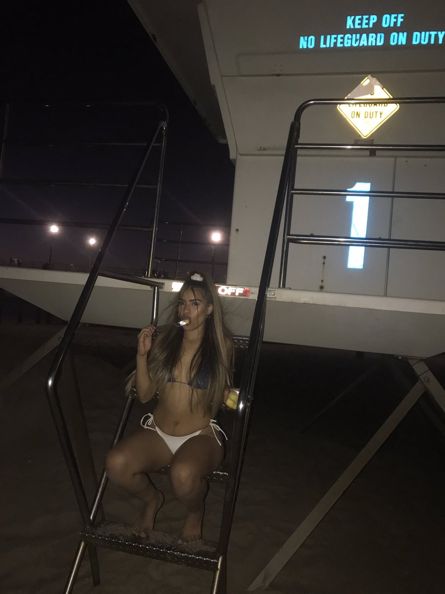 queenjxs_'s tweet photo. Happy bc I had 🍍+ 🌊 https://t.co/0qwjITM2yT
