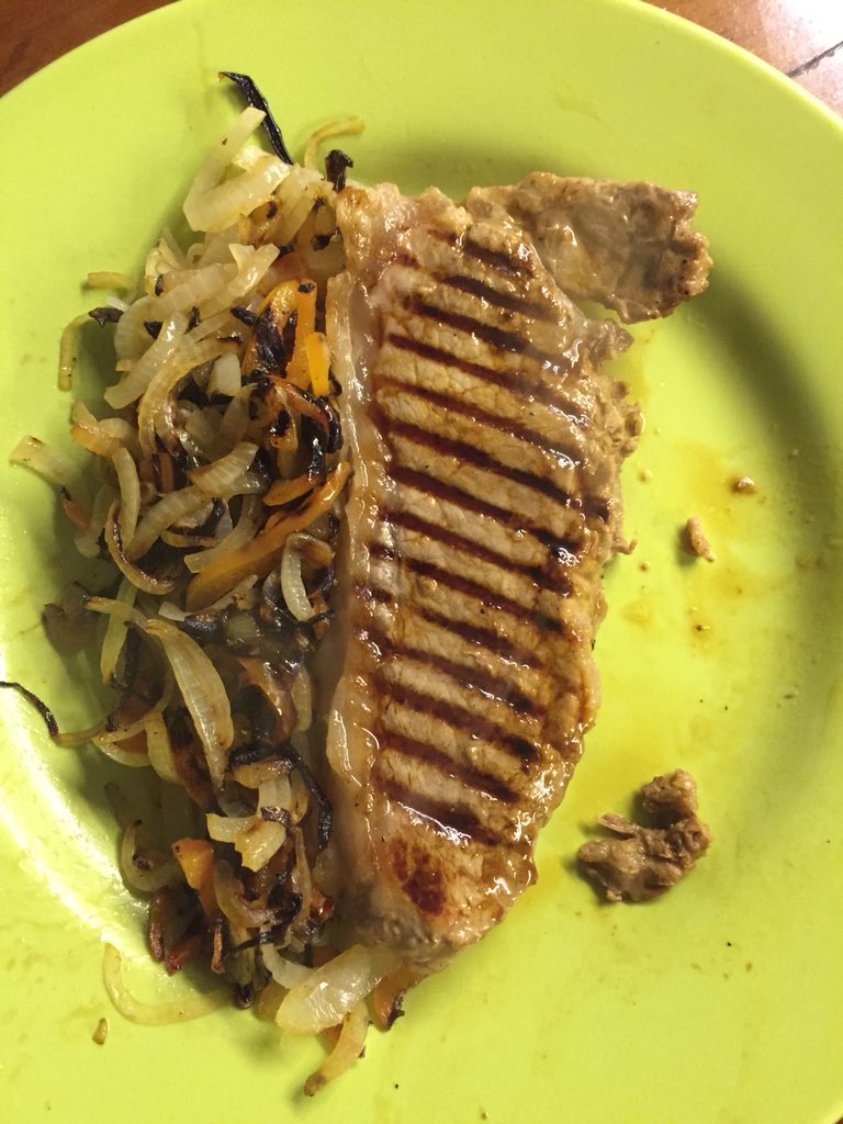 aleberco's tweet photo. Justo me salió un bife a la Messi 🇦🇷 (la cebollita no va a Rusia 👋🇨🇱) https://t.co/IPVveklw8M