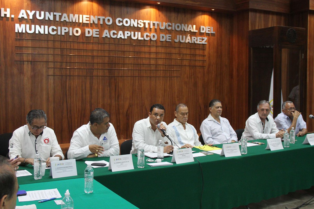 AcapulcoGob's tweet photo. La Secretaría de Turismo, presentó a integrantes de la Cámara Nacional de Comercio y Servicios Turísticos (Canaco), capítulo Acapulco, el Programa de Financiamiento a las Micro, Pequeñas y Medianas Empresas Turísticas 2017. https://t.co/h0nZ7KMVEu