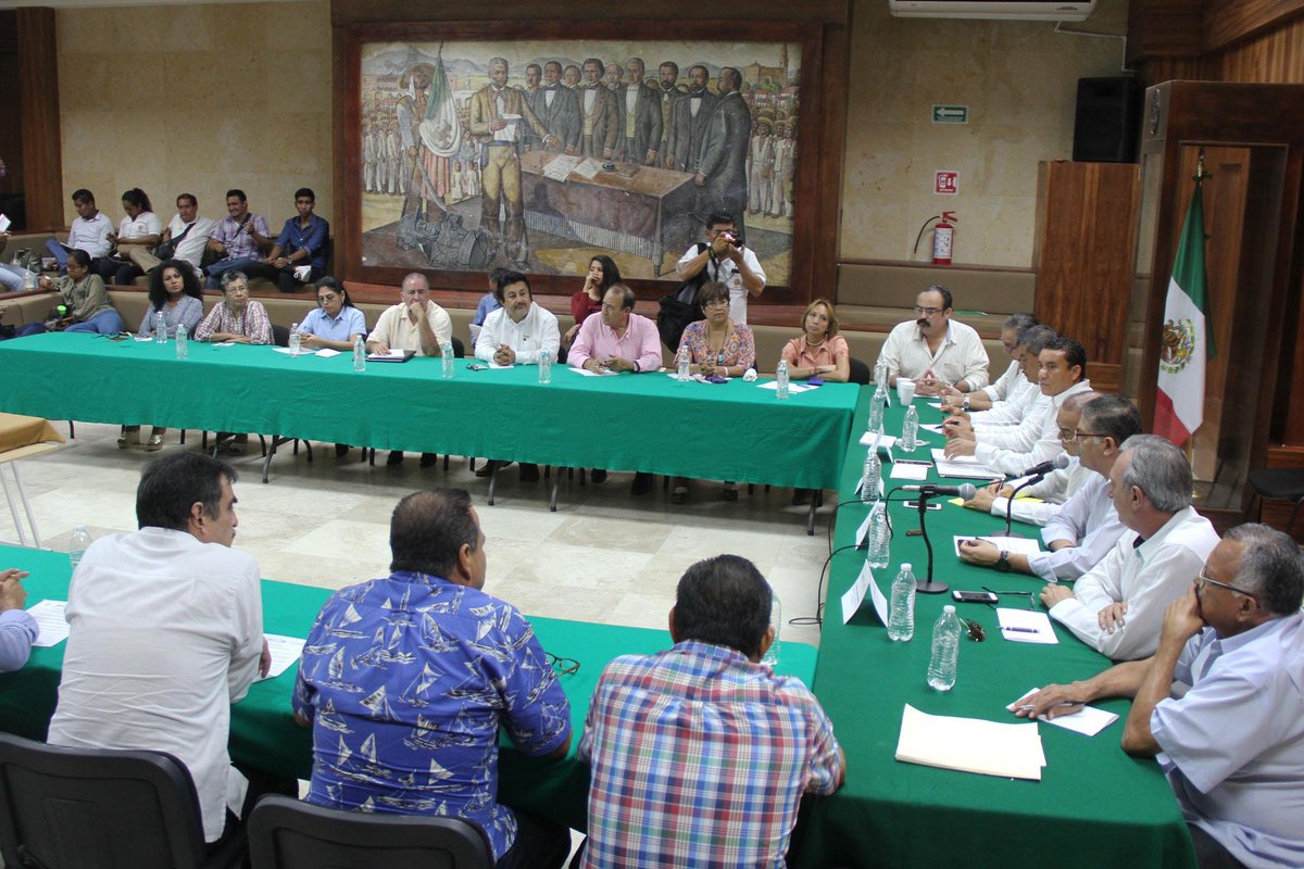 AcapulcoGob's tweet photo. La Secretaría de Turismo, presentó a integrantes de la Cámara Nacional de Comercio y Servicios Turísticos (Canaco), capítulo Acapulco, el Programa de Financiamiento a las Micro, Pequeñas y Medianas Empresas Turísticas 2017. https://t.co/h0nZ7KMVEu