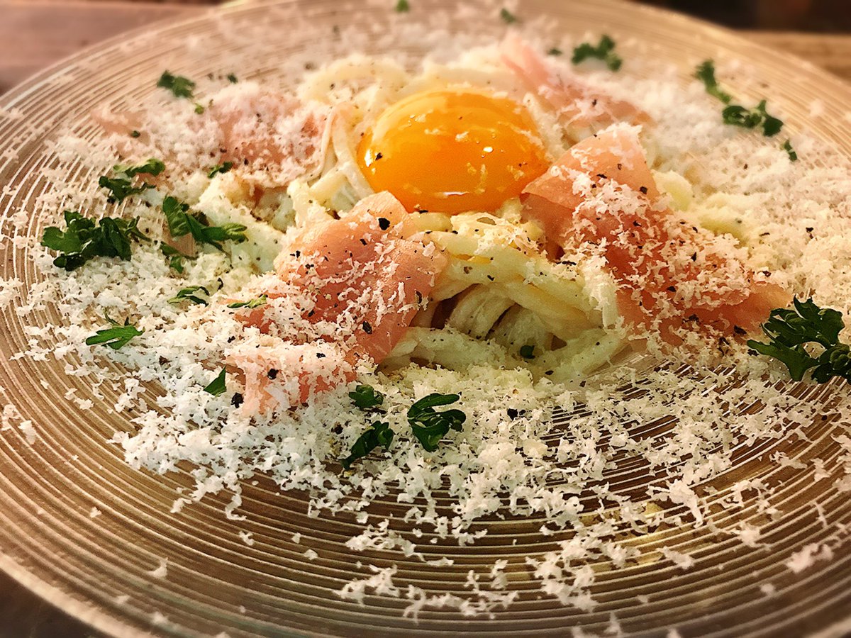 人気の、問屋町203カルボナーラ（冷製）❣️温かくない冷製のカルボナーラ。ソースに特製のみたらしダレを使い、とろみとコクが生麺に絡みます😋10月ですが暖かい今日みたいな日におすすめです😆⭐️生麺は、冨士麺ず工房さんのパスタフレスカを使用🍝こだわり生麺をぜひご賞味ください😆