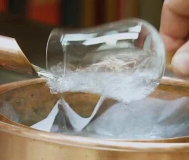 Un Maestro Destilador cifra su honor en destilar un licor regio capaz de conmover  a almas nobles y de atrapar paladares exigentes...