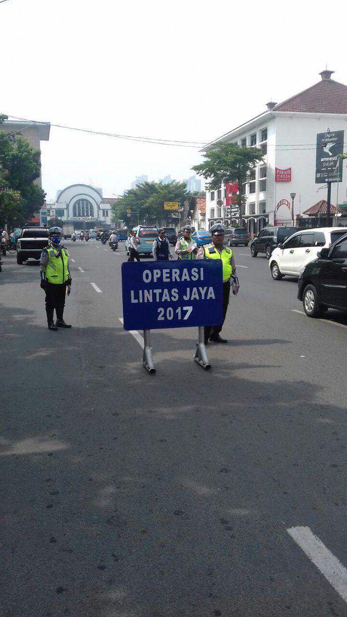 09:49 Kegiatan Operasi Lintas Jaya Gab.TNI,Polri &amp; Dishub di Jl.Lada Kota Tua Jakbar