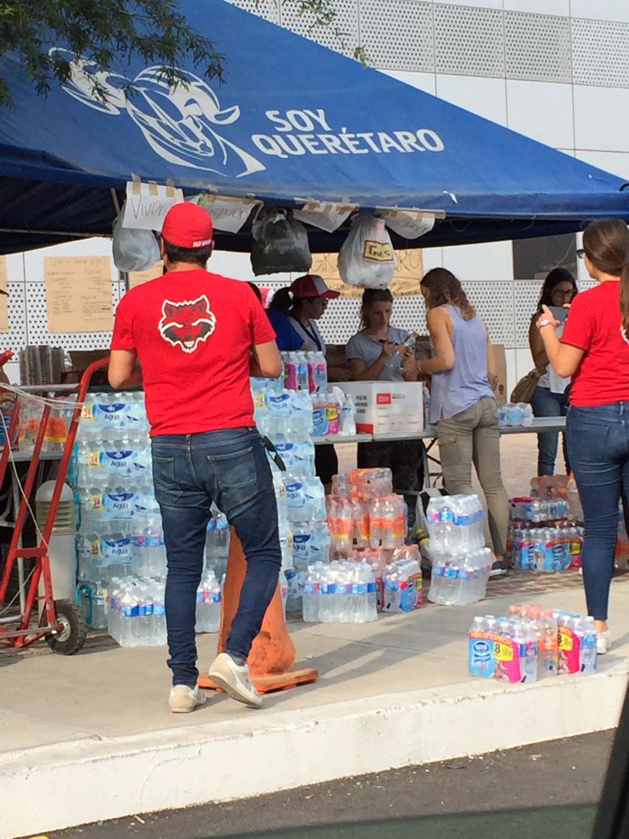 arkansasstatemx's tweet image. Day 7 of #CSAMphotochallenge: Social justice. Let&apos;s see beyond our differences for a better world: students helping in ITESM QRO #CSAM17