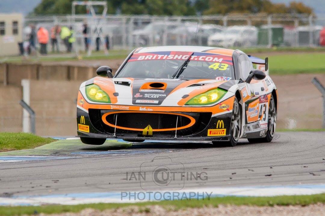 #wheeliewednesday with <a href="/Century_Msport/">Century Motorsport</a> <a href="/BritishGT/">🇬🇧 #BritishGT 🏁</a> #weareginetta facebook.com/iancuttingphot…