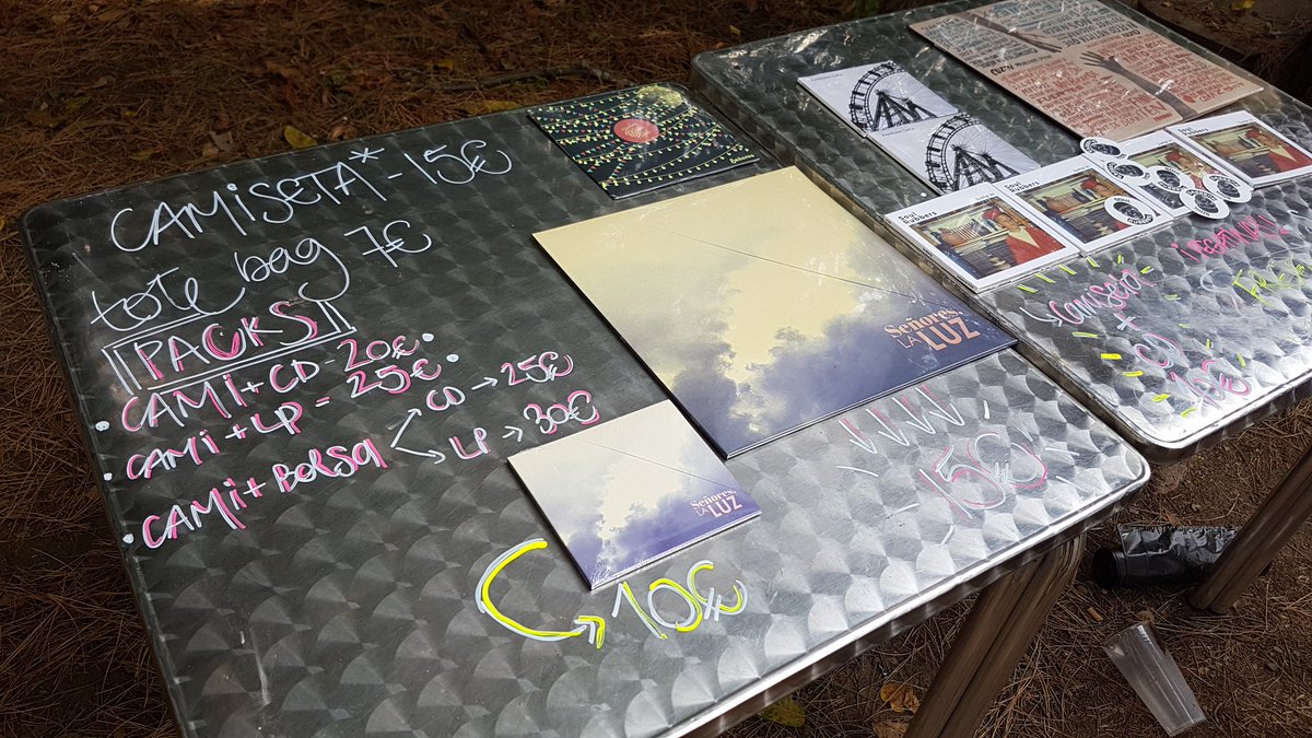 Usamos esta mesa-flyer para recordaros que tenemos discos, camis y bolsos de 'La Luz' a la venta en discoscuatrobarbas.com/shop 💿🎽🎒