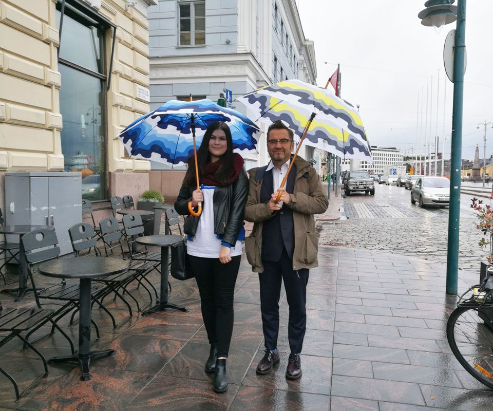 Yrityksiä johtaa yleensä keski-ikäinen mies, myös meillä. Tänään <a href="/jukkispukkis/">Jukka Kurttila</a> (53v) tilalla @NoraNevalainen (18v) #GirlsTakeover <a href="/plansuomi/">Plan International Suomi</a>