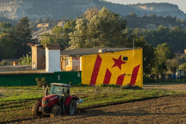 el9nou's tweet photo. Els tractors, un símbol de la lluita independentista segons The New York Times @nytimes #osona https://t.co/heAfK251WO https://t.co/9QpXiy7Llb