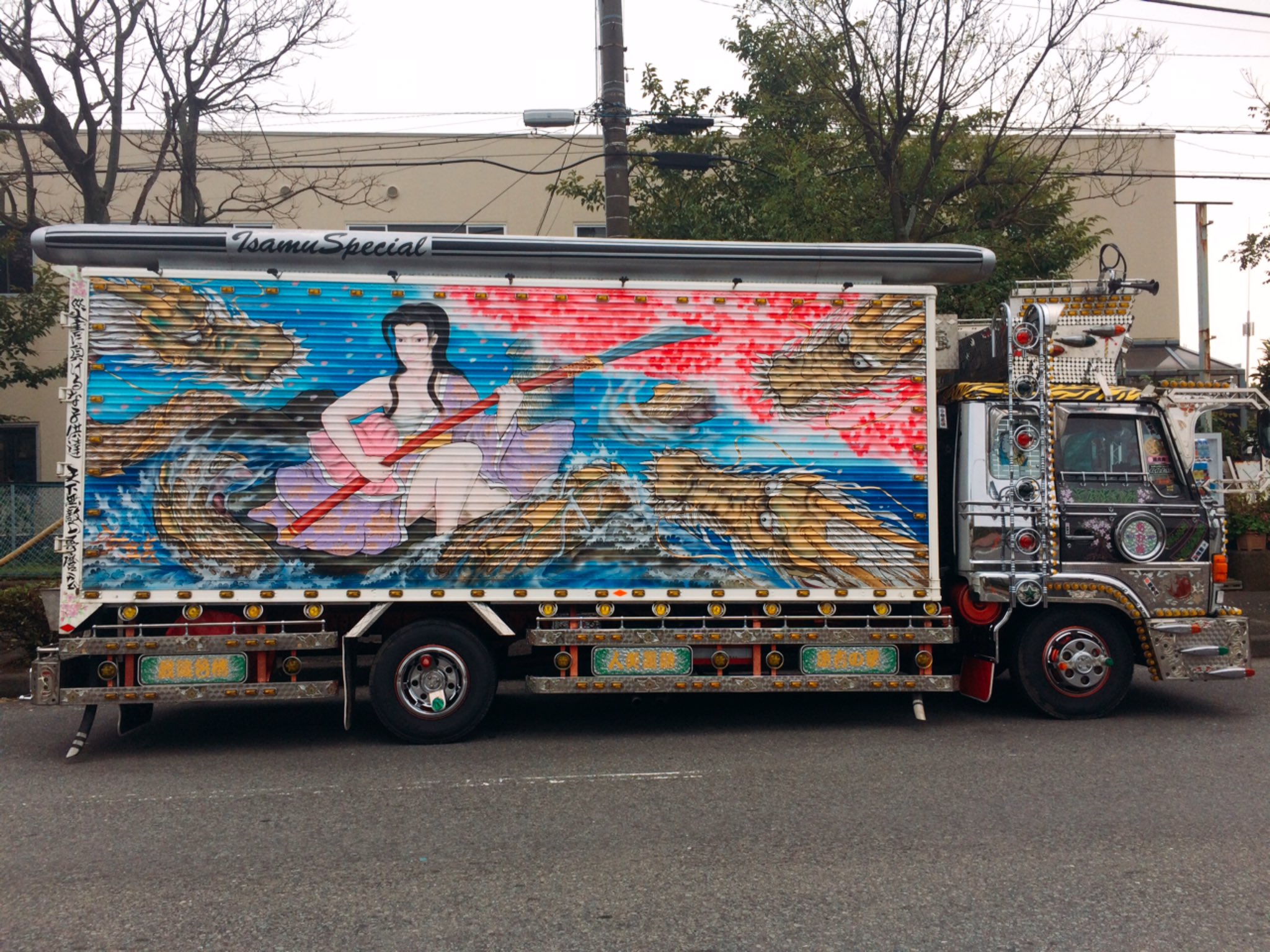 トラックショップなかむら 公式 Sur Twitter お客様の愛車紹介 先ほど 美咲嬢 さんが来店されました 愛車への愛情深さが感じられる素敵な昭和レトロなデコトラです 当店ステッカーも貼って下さりありがとうございます お客様の愛車紹介 デコトラ