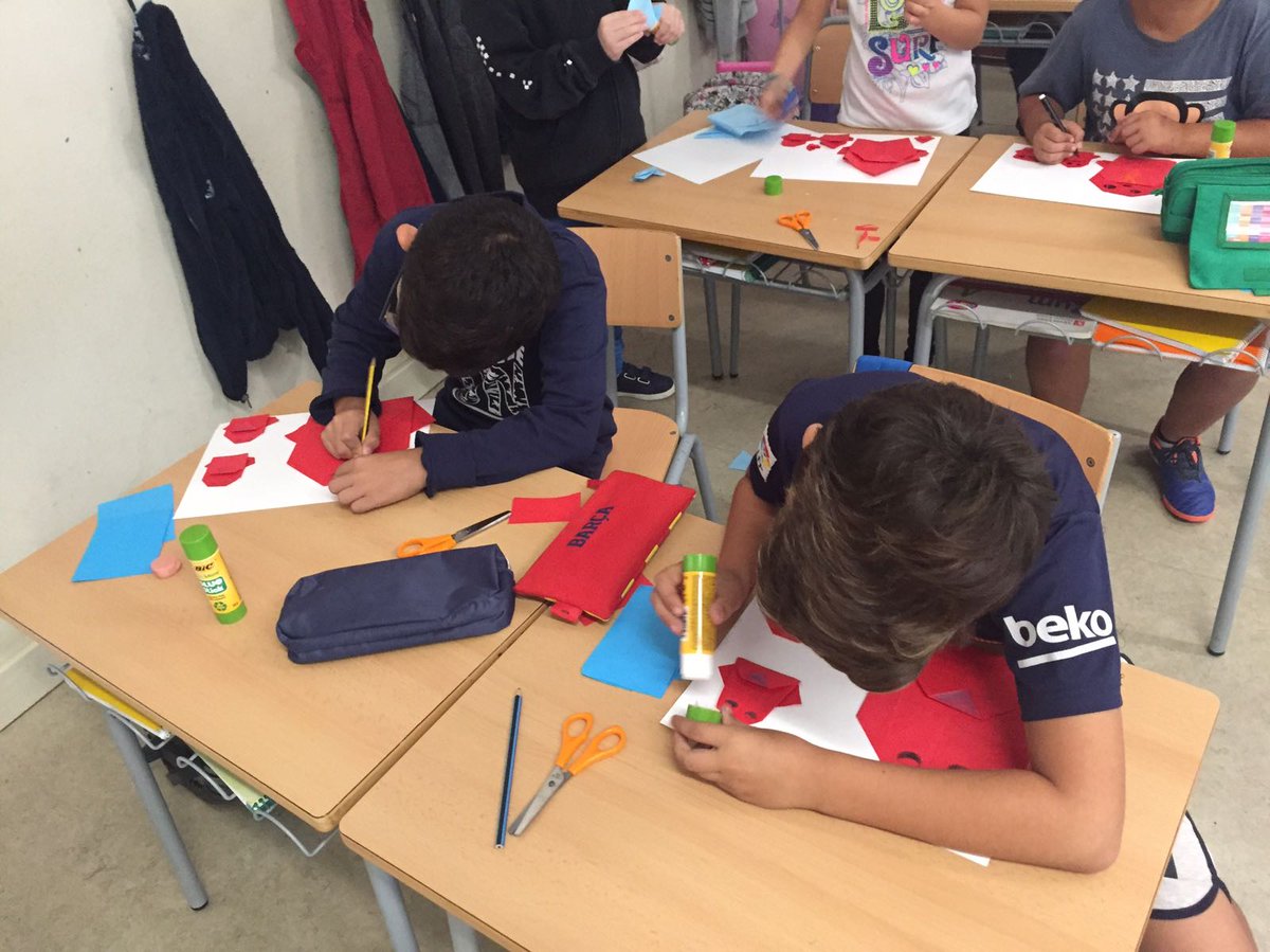 EscolaJMaragall's tweet photo. Taller d'origami a plàstica! #crea #concentrat https://t.co/2NGB49w3As