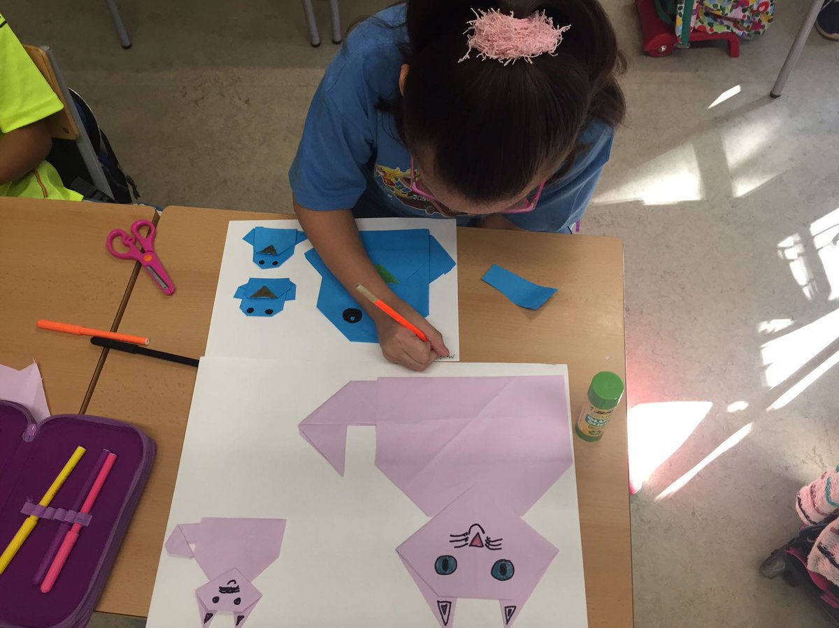 EscolaJMaragall's tweet photo. Taller d'origami a plàstica! #crea #concentrat https://t.co/2NGB49w3As