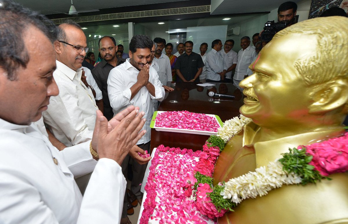 YSRCParty's tweet photo. పాదయాత్ర తదితర విషయాల పై పార్టీ నేతలతో చర్చించిన వైయస్ జగన్మోహన్ రెడ్డి https://t.co/Lx6zGEMdcU