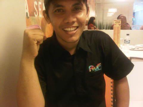 Happy graduation for Sandy RuFI :) rufiindonesia.wordpress.com/2012/12/20/hap…