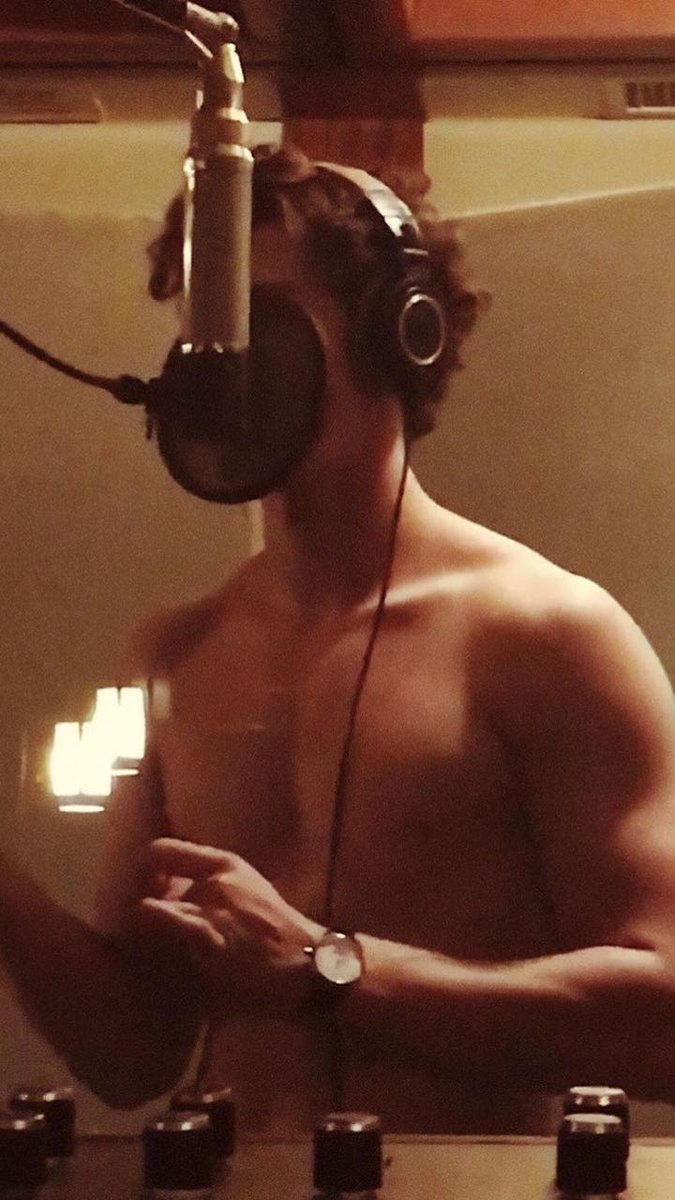 ShawnUpdatesSA's tweet photo. Cuando estás pensando que no ibas a tener señal de vida de Shawn hoy llega la bendición #ARIASSHAWNMENDES https://t.co/c6wuPIYsFn