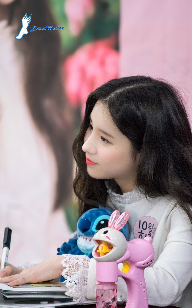 HEEJIN_INA's tweet photo. 📷| 170115 Heejin @ Lotte Mall (Gimpo Airport) Fansign Event
#LOONA #이달의소녀 #희진 #Heejin 

© loona walker https://t.co/Kd8OOMYSGM