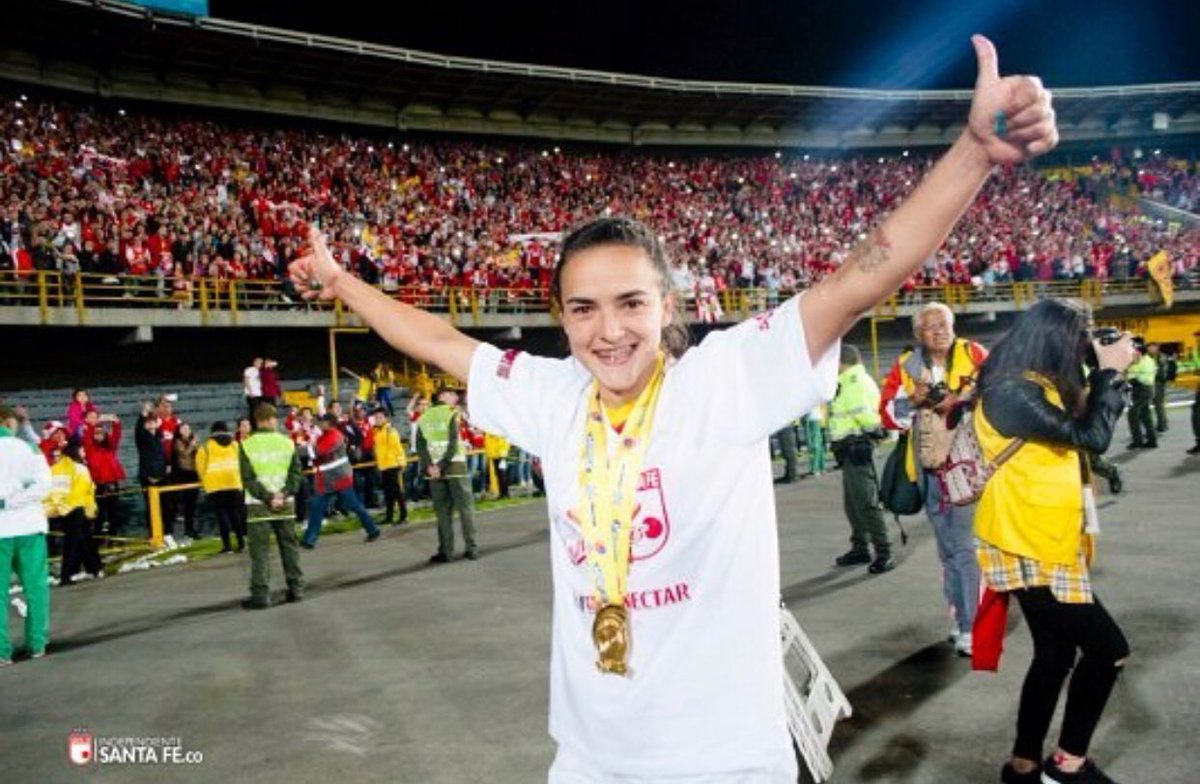 SantaFe_GO's tweet photo. @meli_7herrera @AnaMariaBenito @Es_Tefyg @EdelExpreso @BlogCardenal17 @juancastro_ @Carlosboshell @SimpsonCardenal @NatiiCisf @futbolred @ZonaMixta_Bta @Mundo_Cardenal @carolsanchezcr6 @ori_altuve @SantaFe 17. Más allá del clima de Bogotá, Melissa se pudo adaptar bien, el ambiente le ayudó. 🤷🏻‍♂️😎

#CumpleMeli https://t.co/p0Jpw8jpeW