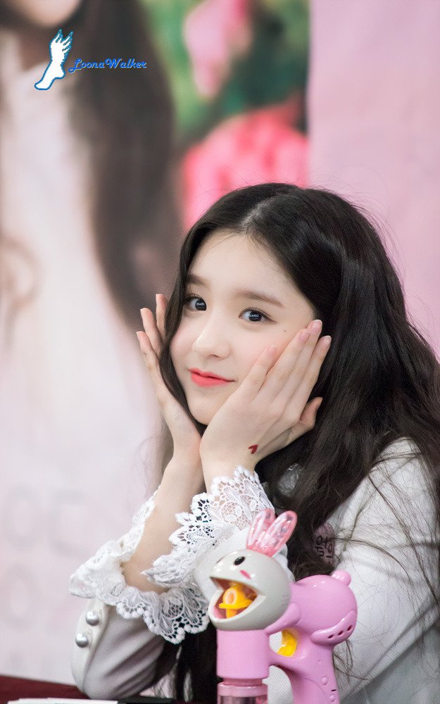 HEEJIN_INA's tweet photo. 📷| 170115 Heejin @ Lotte Mall (Gimpo Airport) Fansign Event
#LOONA #이달의소녀 #희진 #Heejin 

© loona walker https://t.co/Kd8OOMYSGM