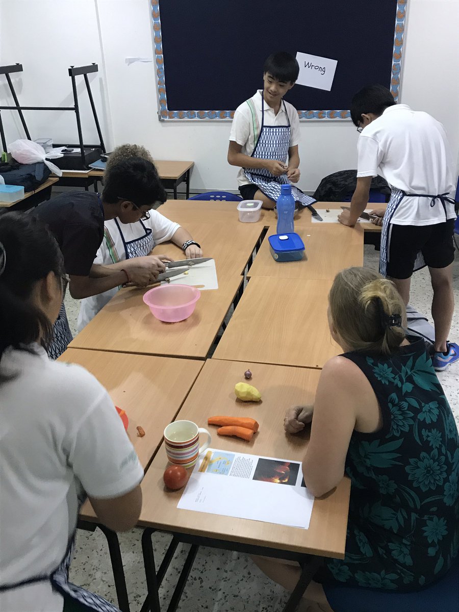 MalaAnthony53's tweet photo. Busy peeling and cutting vegetables #foodTech @GISKuantan #diwali https://t.co/vY9PO334xA