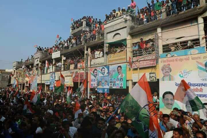SamraatD's tweet photo. Sea of people says it all, the people of Gujarat are freed up of Photoshop Vikas &amp; politics of hate, they want change #Congress_Aave_Che https://t.co/r1s8srhBIl