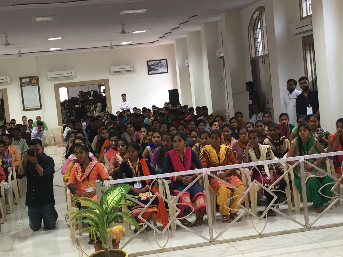 arjunmodhwadia's tweet photo. On 3rd Rahul Gandhiji interacting with tribal students at Chhotaudepur. Students complained low Standerd of education #Congress_Aave_Che https://t.co/P4F1ahJZCr